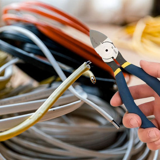 Pince coupante coupe et dénude des fils électriques