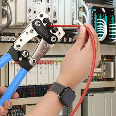 Pince a sertir​ tenir cable rouge avec main sertit 